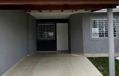 Imagem: A casa possui 3 Dormitórios, 2 Banheiros, 2 Vagas na garagem