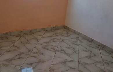 Imagem: A casa possui 2 Dormitórios, 1 Banheiro e 2 Vagas na garagem