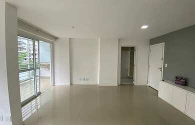 Imagem: O apartamento possui 3 Dormitórios, 1 Banheiro, 1 Vaga na garagem