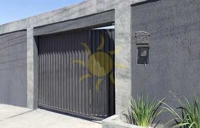 Imagem: A casa possui 3 Dormitórios, 2 Banheiros, 2 Vagas na garagem