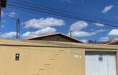 Imagem: A casa possui 2 Dormitórios, 1 Banheiro, 2 Vagas na garagem