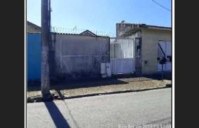 Imagem: A casa possui 2 Dormitórios, 1 Banheiro, 1 Vaga na garagem