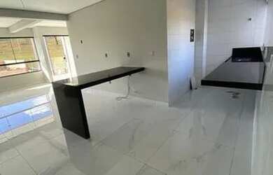 Imagem: A casa possui 3 Dormitórios, 2 Banheiros, 2 Vagas na garagem