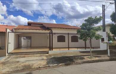 Imagem: A casa possui 3 Dormitórios, 2 Banheiros, 3 Vagas na garagem