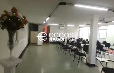 Imagem: A casa possui 5 Dormitórios, 4 Banheiros, 3 Vagas na garagem