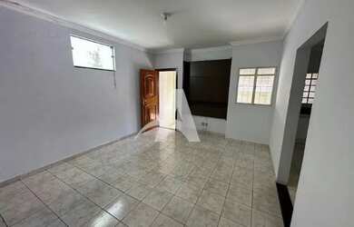 Imagem: A casa possui 3 Dormitórios, 2 Banheiros, 1 Vaga na garagem