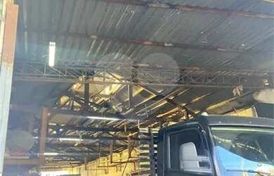 Imagem: O depósito possui 2 Vagas na garagem, 300m² de Área e está