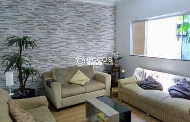 Imagem: A casa possui 4 Dormitórios, 3 Banheiros, 3 Vagas na garagem