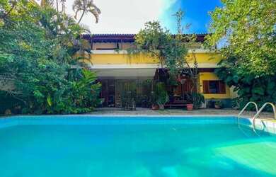 Imagem: A casa em condomínio possui 4 Dormitórios, 5 Banheiros, 2