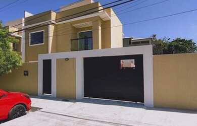 Imagem: A casa possui 3 Dormitórios, 3 Banheiros, 1 Vaga na garagem