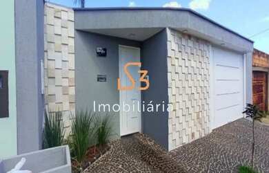 Imagem: A casa possui 3 Dormitórios, 3 Banheiros, 4 Vagas na garagem