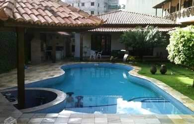 Imagem: A casa possui 3 Dormitórios, 3 Banheiros, 3 Vagas na garagem