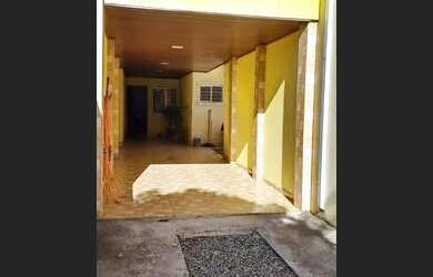 Imagem: A casa possui 2 Dormitórios, 1 Banheiro, 2 Vagas na garagem