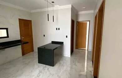 Imagem: A casa possui 3 Dormitórios, 1 Banheiro, 2 Vagas na garagem