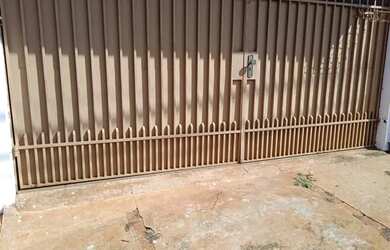 Imagem: A casa possui 2 Dormitórios, 1 Banheiro, 2 Vagas na garagem