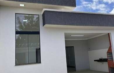 Imagem: A casa possui 3 Dormitórios, 2 Banheiros, 2 Vagas na garagem