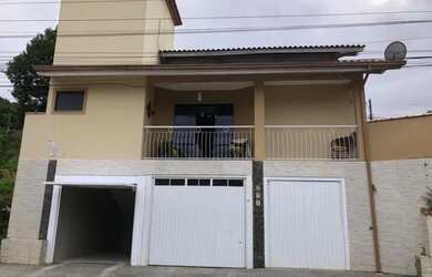 Imagem: A casa possui 3 Dormitórios, 2 Banheiros, 3 Vagas na garagem