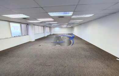 Imagem: O depósito possui 4 Vagas na garagem, 300m² de Área e está