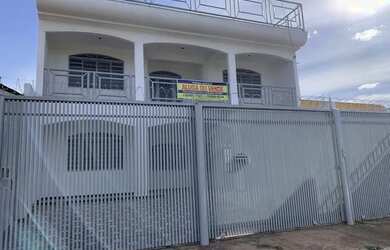 Imagem: A casa possui 5 Dormitórios, 5 Banheiros, 4 Vagas na garagem