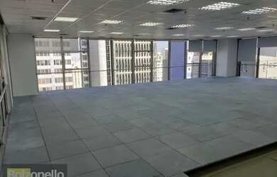 Imagem: O depósito possui 4 Vagas na garagem, 167m² de Área e está