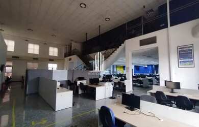 Imagem: O depósito possui 5 Vagas na garagem, 1.086m² de Área e