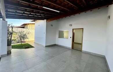 Imagem: A casa possui 3 Dormitórios, 3 Banheiros, 2 Vagas na garagem