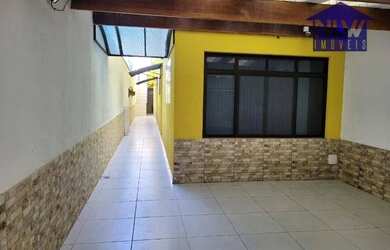 Imagem: A casa possui 3 Dormitórios, 3 Banheiros, 2 Vagas na garagem