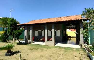 Imagem: A casa possui 3 Dormitórios, 2 Banheiros, 2 Vagas na garagem