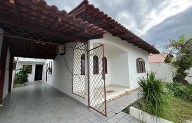 Imagem: A casa possui 3 Dormitórios, 2 Banheiros, 2 Vagas na garagem