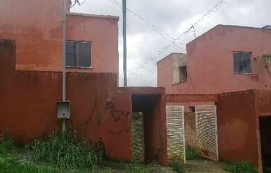 Imagem: A casa possui 2 Dormitórios, 1 Banheiro, 1 Vaga na garagem