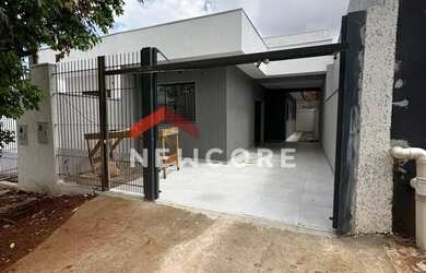 Imagem: A casa possui 3 Dormitórios, 1 Banheiro, 1 Vaga na garagem