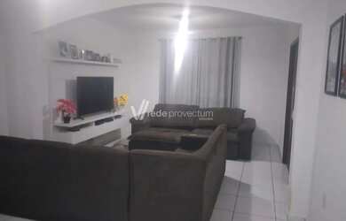 Imagem: A casa possui 3 Dormitórios, 2 Banheiros, 4 Vagas na garagem