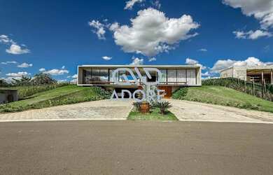 Imagem: A casa em condomínio à venda possui 5 Dormitórios, 5 Banheiros