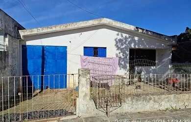 Imagem: A casa possui 3 Dormitórios, 1 Banheiro, 1 Vaga na garagem