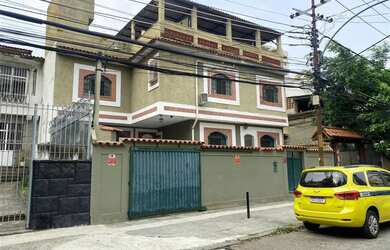 Imagem: A casa possui 4 Dormitórios, 5 Banheiros, 1 Vaga na garagem