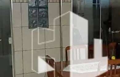 Imagem: A casa possui 2 Dormitórios, 2 Banheiros, 2 Vagas na garagem