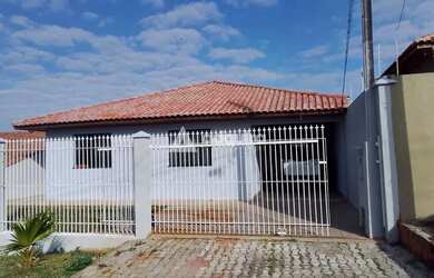 Imagem: A casa possui 3 Dormitórios, 3 Banheiros, 2 Vagas na garagem