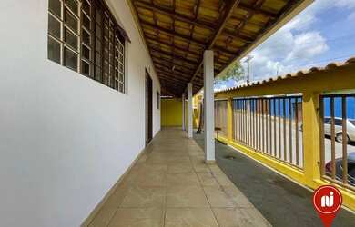 Imagem: A casa possui 3 Dormitórios, 1 Banheiro, 3 Vagas na garagem