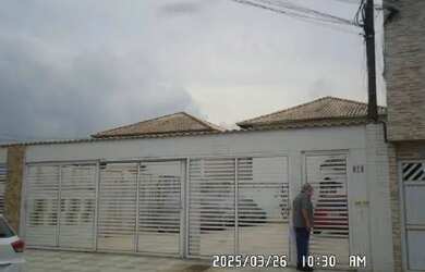 Imagem: A casa possui 2 Dormitórios, 1 Banheiro, 1 Vaga na garagem