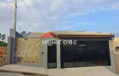 Imagem: A casa possui 3 Dormitórios, 2 Banheiros, 2 Vagas na garagem