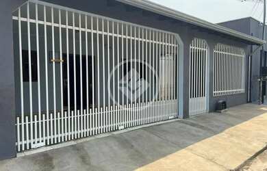 Imagem: A casa possui 2 Dormitórios, 1 Banheiro, 2 Vagas na garagem