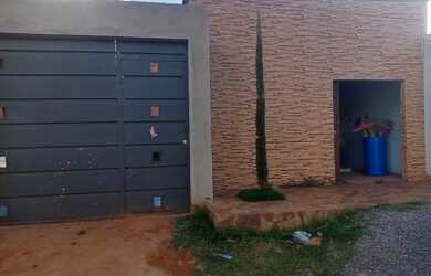 Imagem: A casa possui 2 Dormitórios, 2 Banheiros, 3 Vagas na garagem