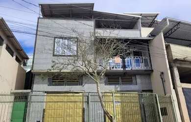 Imagem: A casa possui 3 Dormitórios, 3 Banheiros, 4 Vagas na garagem