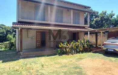 Imagem: A casa possui 3 Dormitórios, 2 Banheiros, 4 Vagas na garagem