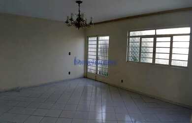 Imagem: A casa possui 3 Dormitórios, 1 Banheiro, 3 Vagas na garagem