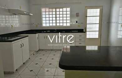 Imagem: A casa possui 3 Dormitórios, 3 Banheiros, 4 Vagas na garagem