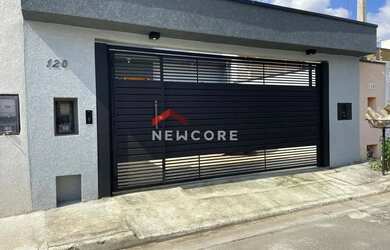 Imagem: A casa possui 3 Dormitórios, 2 Banheiros, 2 Vagas na garagem