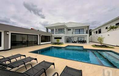 Imagem: A casa em condomínio possui 5 Dormitórios, 5 Banheiros, 4