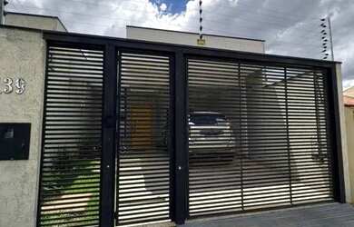 Imagem: A casa possui 3 Dormitórios, 1 Banheiro, 2 Vagas na garagem