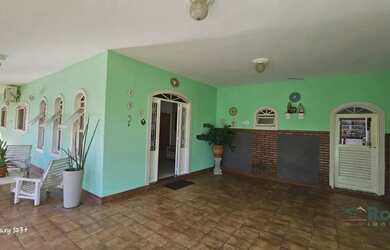 Imagem: A casa possui 4 Dormitórios, 1 Banheiro, 2 Vagas na garagem